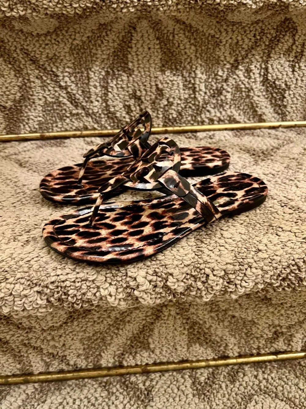 EUC Tory Burch Miller Patent Leather Leopard Cheetah Print Thong Sandals Size 5